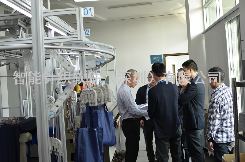 麦经理向客人讲解智能下数与吊挂系统如何能完美结合提高生产力